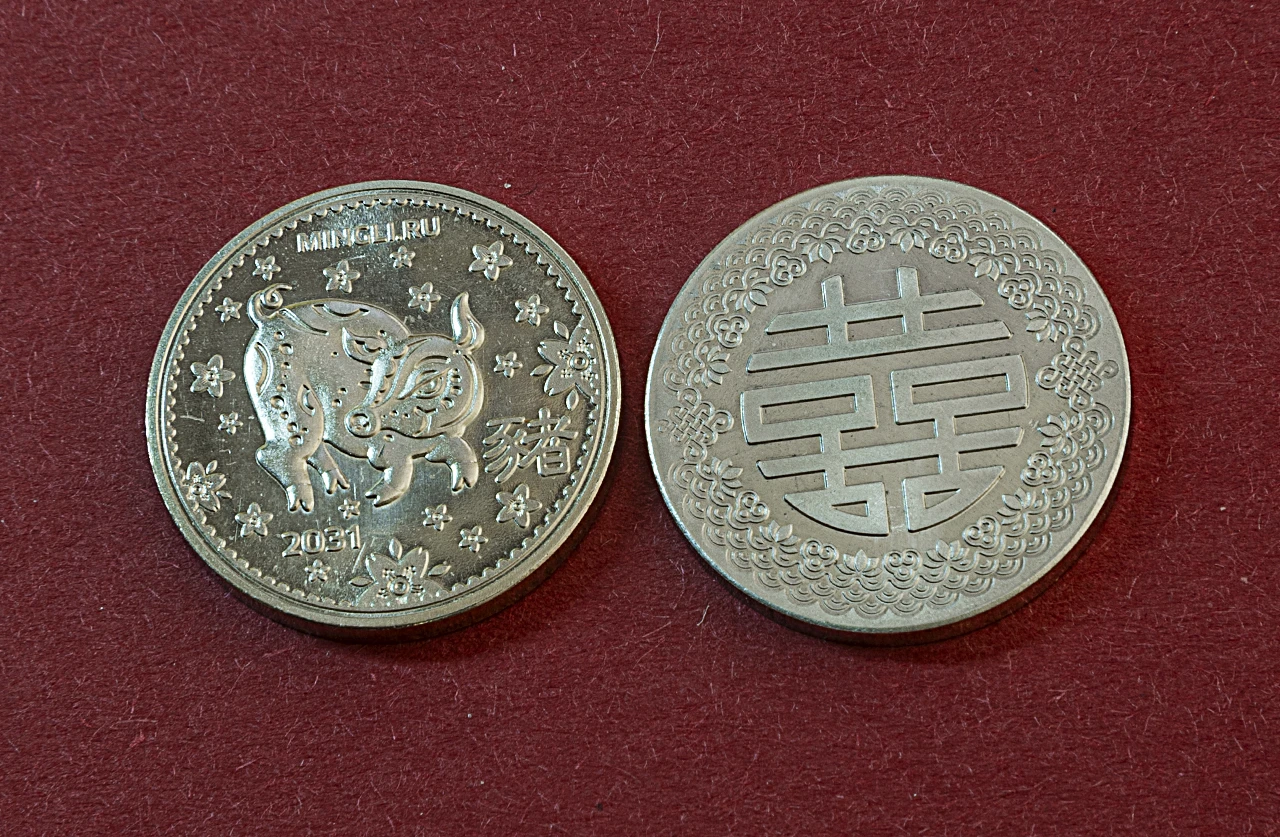 Монета год Свиньи